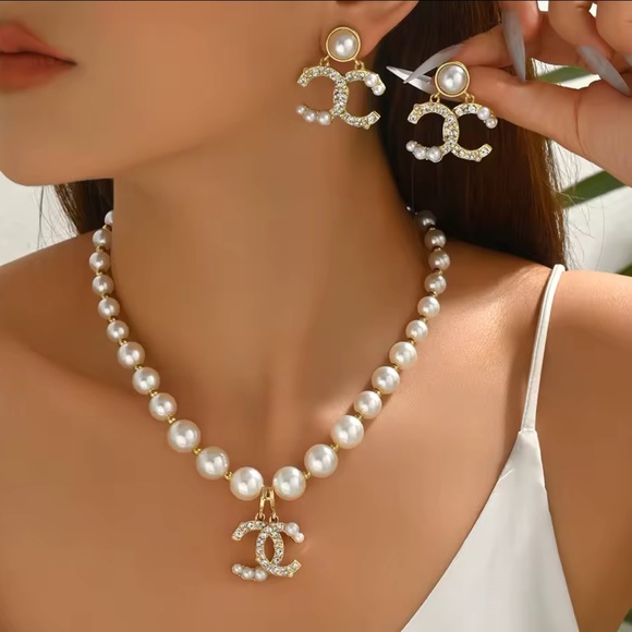 Elegant Pearl and Gold Jewelry Set - Picture 3 of 3